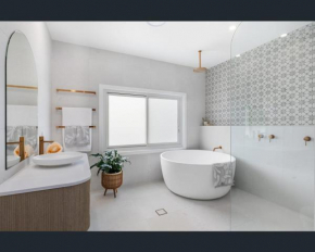 Ocean Lake Oasis, Wamberal